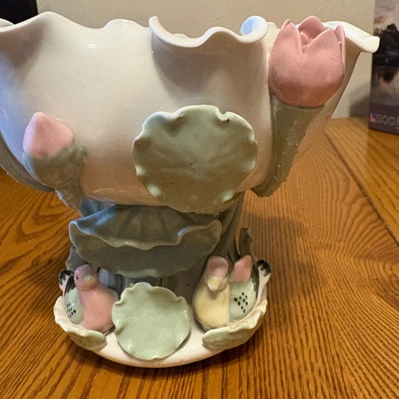 Chinese Porcelain Vase With Mandarin Ducks  on Lily Pads with Pink Flowers - Picture 9 of 11